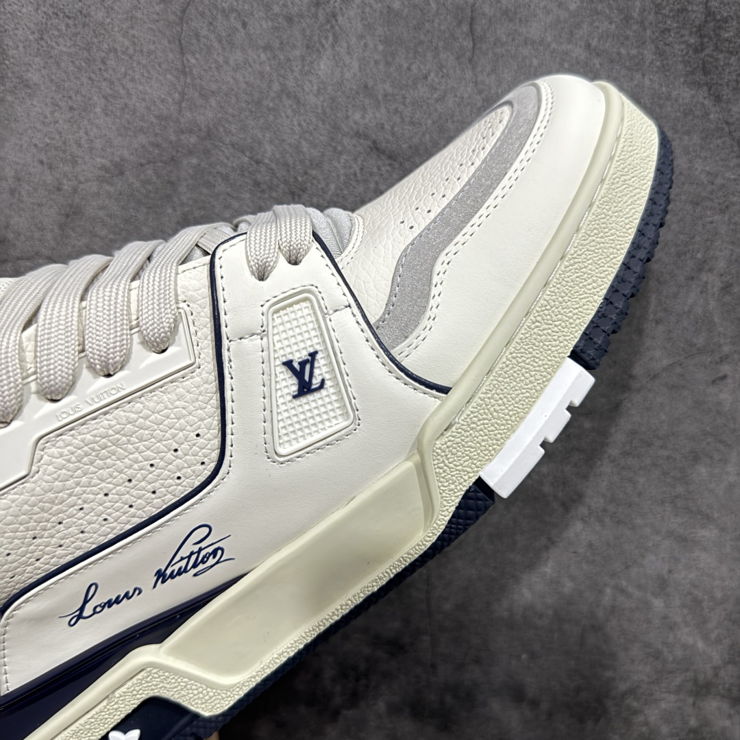 图片[6]-【HS纯原礼盒版福利】 LV Trainer系列高奢运动鞋 新款芯片顶级 潮人必备单品 同步ZP官网空胶工艺 鞋舌、挂饰均镶嵌NFC芯片感应装置 正确胶片断点式设计 中底正确还原原版油印字母比例 1：1原楦格板、楦头、刀磨全新升级！ 独家订制顶级压纹麂皮 原版开模TPU大底 质感原版一致 垫脚聚米微料加透气英伦网布 披靡市场任何版本！细节完美呈现！ 代购指定版本 全新升级最新双盒包装 扫码秒进官网！ 全套包装配件同比原版 尺码： 35-45-选品中心