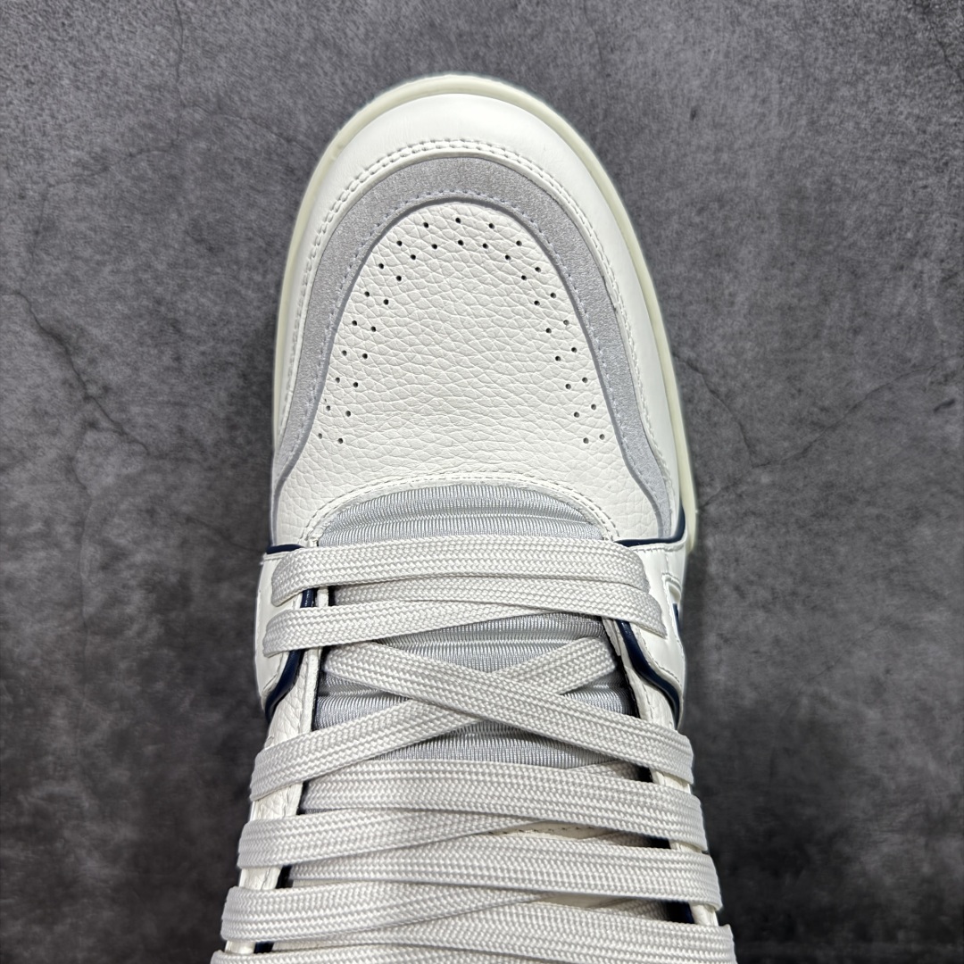 图片[5]-【HS纯原礼盒版福利】 LV Trainer系列高奢运动鞋 新款芯片顶级 潮人必备单品 同步ZP官网空胶工艺 鞋舌、挂饰均镶嵌NFC芯片感应装置 正确胶片断点式设计 中底正确还原原版油印字母比例 1：1原楦格板、楦头、刀磨全新升级！ 独家订制顶级压纹麂皮 原版开模TPU大底 质感原版一致 垫脚聚米微料加透气英伦网布 披靡市场任何版本！细节完美呈现！ 代购指定版本 全新升级最新双盒包装 扫码秒进官网！ 全套包装配件同比原版 尺码： 35-45-选品中心