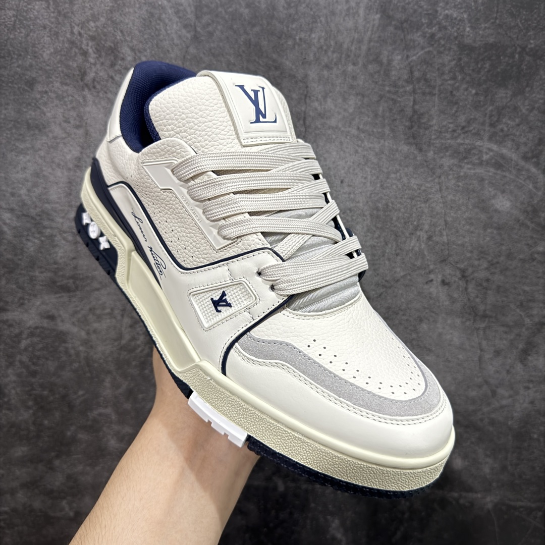 图片[3]-【HS纯原礼盒版福利】 LV Trainer系列高奢运动鞋 新款芯片顶级 潮人必备单品 同步ZP官网空胶工艺 鞋舌、挂饰均镶嵌NFC芯片感应装置 正确胶片断点式设计 中底正确还原原版油印字母比例 1：1原楦格板、楦头、刀磨全新升级！ 独家订制顶级压纹麂皮 原版开模TPU大底 质感原版一致 垫脚聚米微料加透气英伦网布 披靡市场任何版本！细节完美呈现！ 代购指定版本 全新升级最新双盒包装 扫码秒进官网！ 全套包装配件同比原版 尺码： 35-45-选品中心