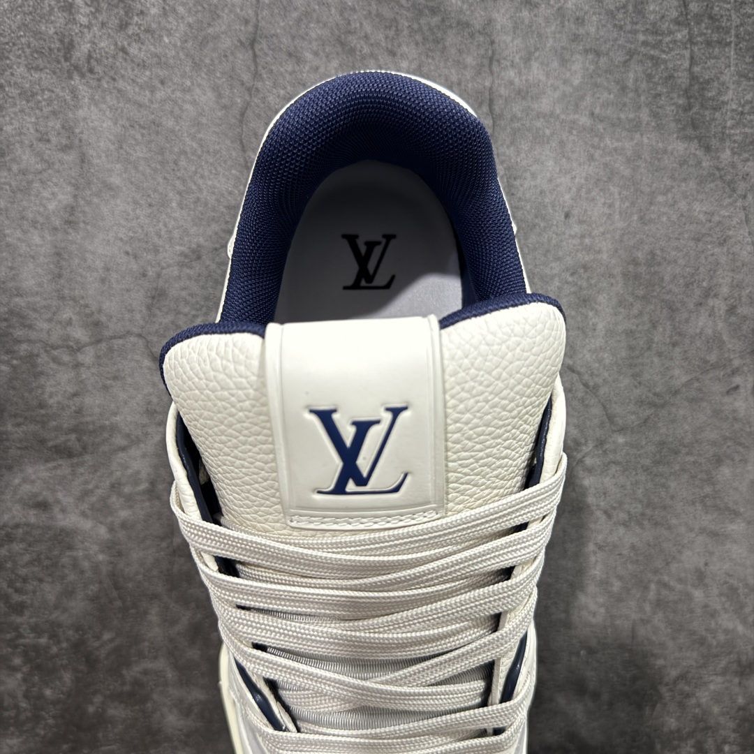 图片[8]-【HS纯原礼盒版福利】 LV Trainer系列高奢运动鞋 新款芯片顶级 潮人必备单品 同步ZP官网空胶工艺 鞋舌、挂饰均镶嵌NFC芯片感应装置 正确胶片断点式设计 中底正确还原原版油印字母比例 1：1原楦格板、楦头、刀磨全新升级！ 独家订制顶级压纹麂皮 原版开模TPU大底 质感原版一致 垫脚聚米微料加透气英伦网布 披靡市场任何版本！细节完美呈现！ 代购指定版本 全新升级最新双盒包装 扫码秒进官网！ 全套包装配件同比原版 尺码： 35-45-选品中心