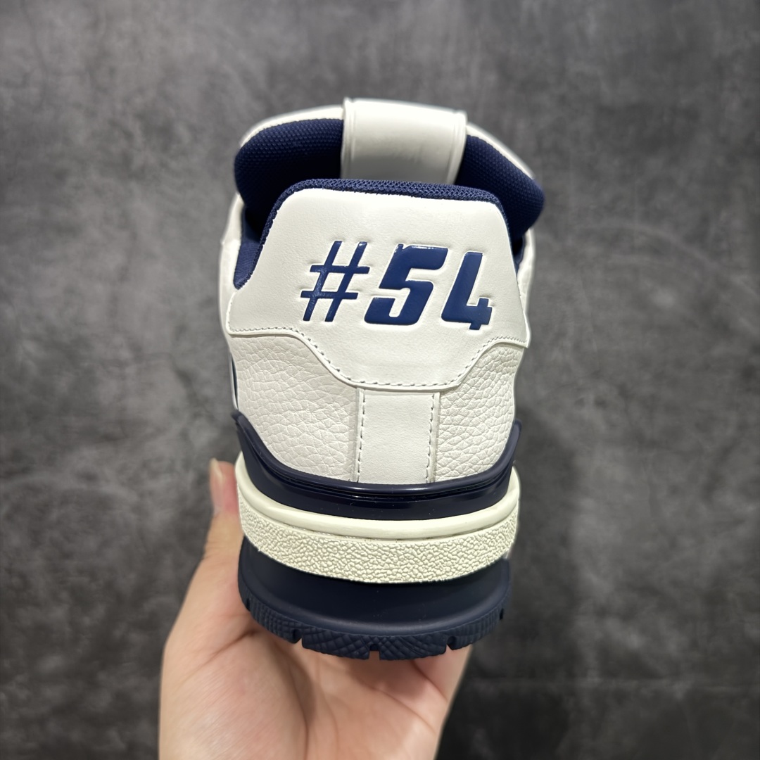 图片[4]-【HS纯原礼盒版福利】 LV Trainer系列高奢运动鞋 新款芯片顶级 潮人必备单品 同步ZP官网空胶工艺 鞋舌、挂饰均镶嵌NFC芯片感应装置 正确胶片断点式设计 中底正确还原原版油印字母比例 1：1原楦格板、楦头、刀磨全新升级！ 独家订制顶级压纹麂皮 原版开模TPU大底 质感原版一致 垫脚聚米微料加透气英伦网布 披靡市场任何版本！细节完美呈现！ 代购指定版本 全新升级最新双盒包装 扫码秒进官网！ 全套包装配件同比原版 尺码： 35-45-选品中心