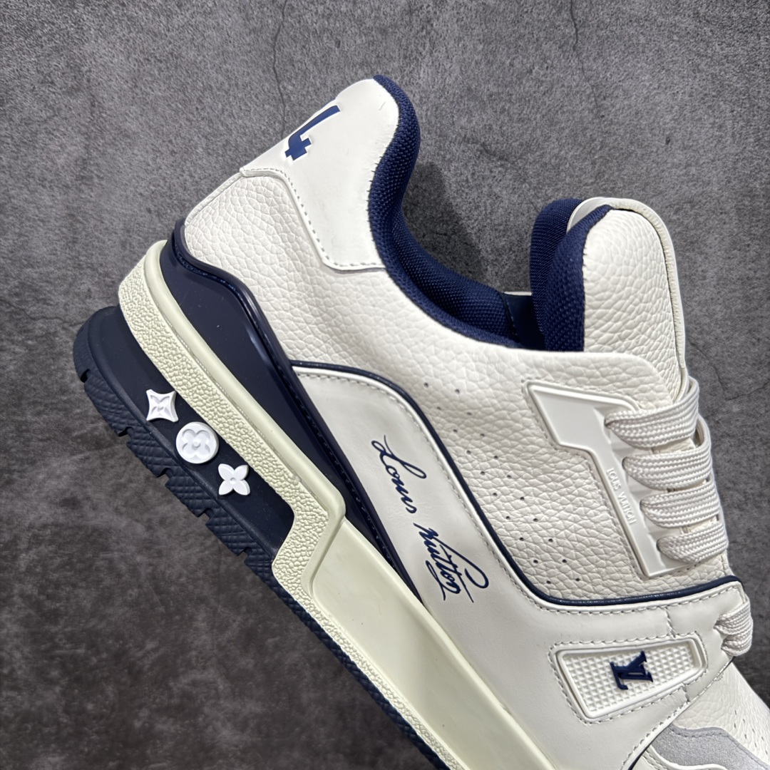 图片[7]-【HS纯原礼盒版福利】 LV Trainer系列高奢运动鞋 新款芯片顶级 潮人必备单品 同步ZP官网空胶工艺 鞋舌、挂饰均镶嵌NFC芯片感应装置 正确胶片断点式设计 中底正确还原原版油印字母比例 1：1原楦格板、楦头、刀磨全新升级！ 独家订制顶级压纹麂皮 原版开模TPU大底 质感原版一致 垫脚聚米微料加透气英伦网布 披靡市场任何版本！细节完美呈现！ 代购指定版本 全新升级最新双盒包装 扫码秒进官网！ 全套包装配件同比原版 尺码： 35-45-选品中心