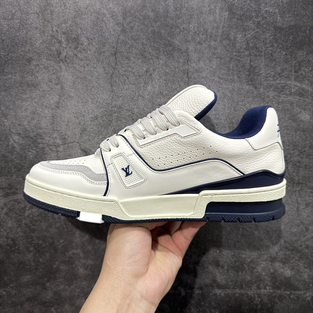 图片[2]-【HS纯原礼盒版福利】 LV Trainer系列高奢运动鞋 新款芯片顶级 潮人必备单品 同步ZP官网空胶工艺 鞋舌、挂饰均镶嵌NFC芯片感应装置 正确胶片断点式设计 中底正确还原原版油印字母比例 1：1原楦格板、楦头、刀磨全新升级！ 独家订制顶级压纹麂皮 原版开模TPU大底 质感原版一致 垫脚聚米微料加透气英伦网布 披靡市场任何版本！细节完美呈现！ 代购指定版本 全新升级最新双盒包装 扫码秒进官网！ 全套包装配件同比原版 尺码： 35-45-选品中心