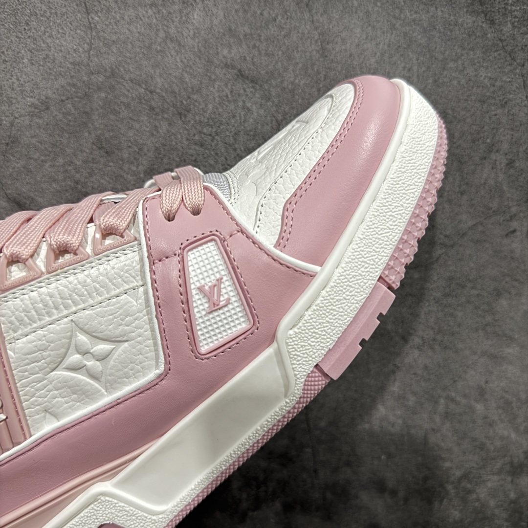 图片[6]-【HS纯原礼盒版福利】 LV Trainer系列高奢运动鞋 新款芯片顶级 潮人必备单品 同步ZP官网空胶工艺 鞋舌、挂饰均镶嵌NFC芯片感应装置 正确胶片断点式设计 中底正确还原原版油印字母比例 1：1原楦格板、楦头、刀磨全新升级！ 独家订制顶级压纹麂皮 原版开模TPU大底 质感原版一致 垫脚聚米微料加透气英伦网布 披靡市场任何版本！细节完美呈现！ 代购指定版本 全新升级最新双盒包装 扫码秒进官网！ 全套包装配件同比原版 尺码： 35-39-选品中心