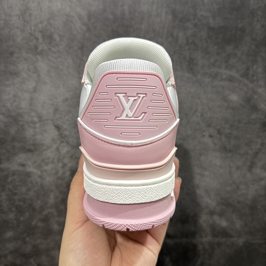 图片[4]-【HS纯原礼盒版福利】 LV Trainer系列高奢运动鞋 新款芯片顶级 潮人必备单品 同步ZP官网空胶工艺 鞋舌、挂饰均镶嵌NFC芯片感应装置 正确胶片断点式设计 中底正确还原原版油印字母比例 1：1原楦格板、楦头、刀磨全新升级！ 独家订制顶级压纹麂皮 原版开模TPU大底 质感原版一致 垫脚聚米微料加透气英伦网布 披靡市场任何版本！细节完美呈现！ 代购指定版本 全新升级最新双盒包装 扫码秒进官网！ 全套包装配件同比原版 尺码： 35-39-选品中心