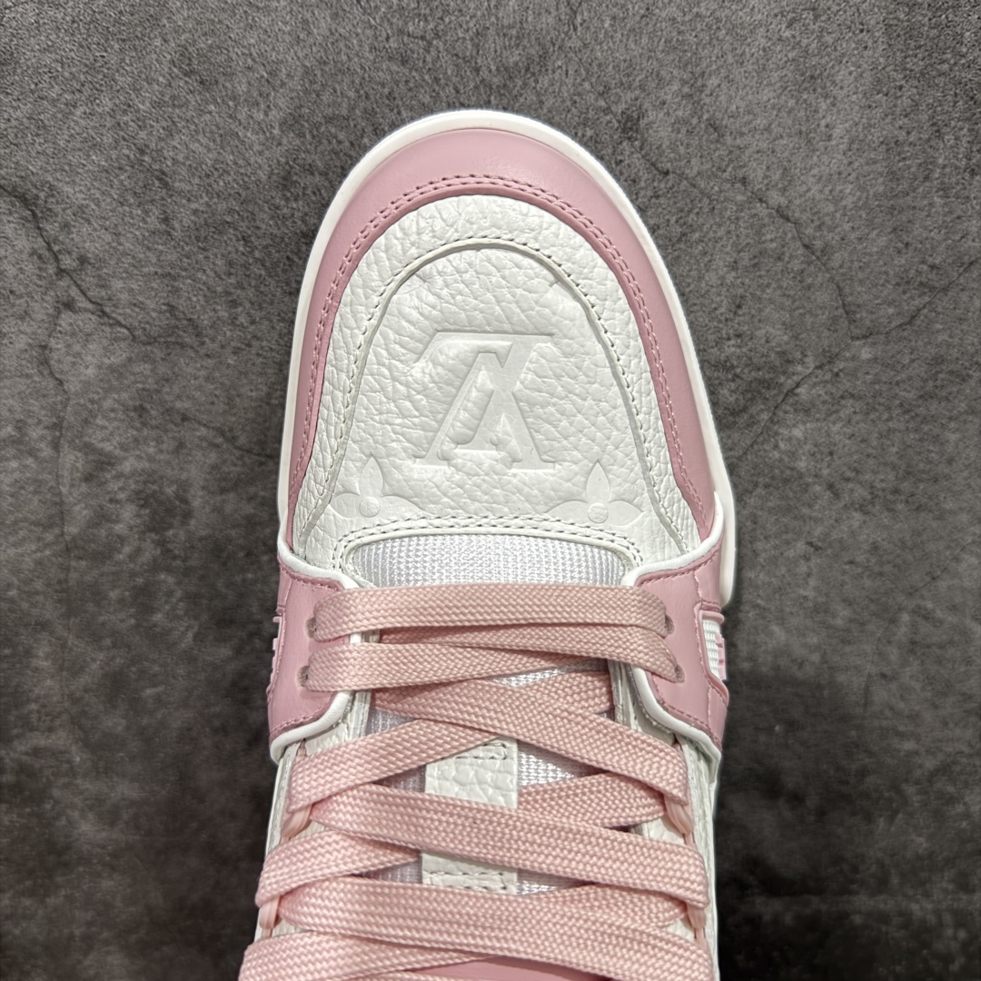 图片[5]-【HS纯原礼盒版福利】 LV Trainer系列高奢运动鞋 新款芯片顶级 潮人必备单品 同步ZP官网空胶工艺 鞋舌、挂饰均镶嵌NFC芯片感应装置 正确胶片断点式设计 中底正确还原原版油印字母比例 1：1原楦格板、楦头、刀磨全新升级！ 独家订制顶级压纹麂皮 原版开模TPU大底 质感原版一致 垫脚聚米微料加透气英伦网布 披靡市场任何版本！细节完美呈现！ 代购指定版本 全新升级最新双盒包装 扫码秒进官网！ 全套包装配件同比原版 尺码： 35-39-选品中心