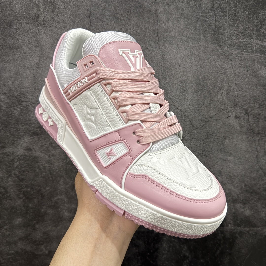 图片[3]-【HS纯原礼盒版福利】 LV Trainer系列高奢运动鞋 新款芯片顶级 潮人必备单品 同步ZP官网空胶工艺 鞋舌、挂饰均镶嵌NFC芯片感应装置 正确胶片断点式设计 中底正确还原原版油印字母比例 1：1原楦格板、楦头、刀磨全新升级！ 独家订制顶级压纹麂皮 原版开模TPU大底 质感原版一致 垫脚聚米微料加透气英伦网布 披靡市场任何版本！细节完美呈现！ 代购指定版本 全新升级最新双盒包装 扫码秒进官网！ 全套包装配件同比原版 尺码： 35-39-选品中心