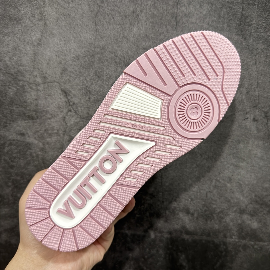 图片[9]-【HS纯原礼盒版福利】 LV Trainer系列高奢运动鞋 新款芯片顶级 潮人必备单品 同步ZP官网空胶工艺 鞋舌、挂饰均镶嵌NFC芯片感应装置 正确胶片断点式设计 中底正确还原原版油印字母比例 1：1原楦格板、楦头、刀磨全新升级！ 独家订制顶级压纹麂皮 原版开模TPU大底 质感原版一致 垫脚聚米微料加透气英伦网布 披靡市场任何版本！细节完美呈现！ 代购指定版本 全新升级最新双盒包装 扫码秒进官网！ 全套包装配件同比原版 尺码： 35-39-选品中心