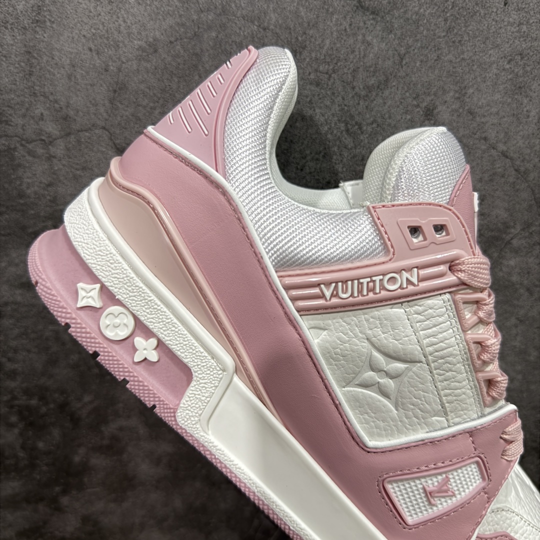 图片[7]-【HS纯原礼盒版福利】 LV Trainer系列高奢运动鞋 新款芯片顶级 潮人必备单品 同步ZP官网空胶工艺 鞋舌、挂饰均镶嵌NFC芯片感应装置 正确胶片断点式设计 中底正确还原原版油印字母比例 1：1原楦格板、楦头、刀磨全新升级！ 独家订制顶级压纹麂皮 原版开模TPU大底 质感原版一致 垫脚聚米微料加透气英伦网布 披靡市场任何版本！细节完美呈现！ 代购指定版本 全新升级最新双盒包装 扫码秒进官网！ 全套包装配件同比原版 尺码： 35-39-选品中心