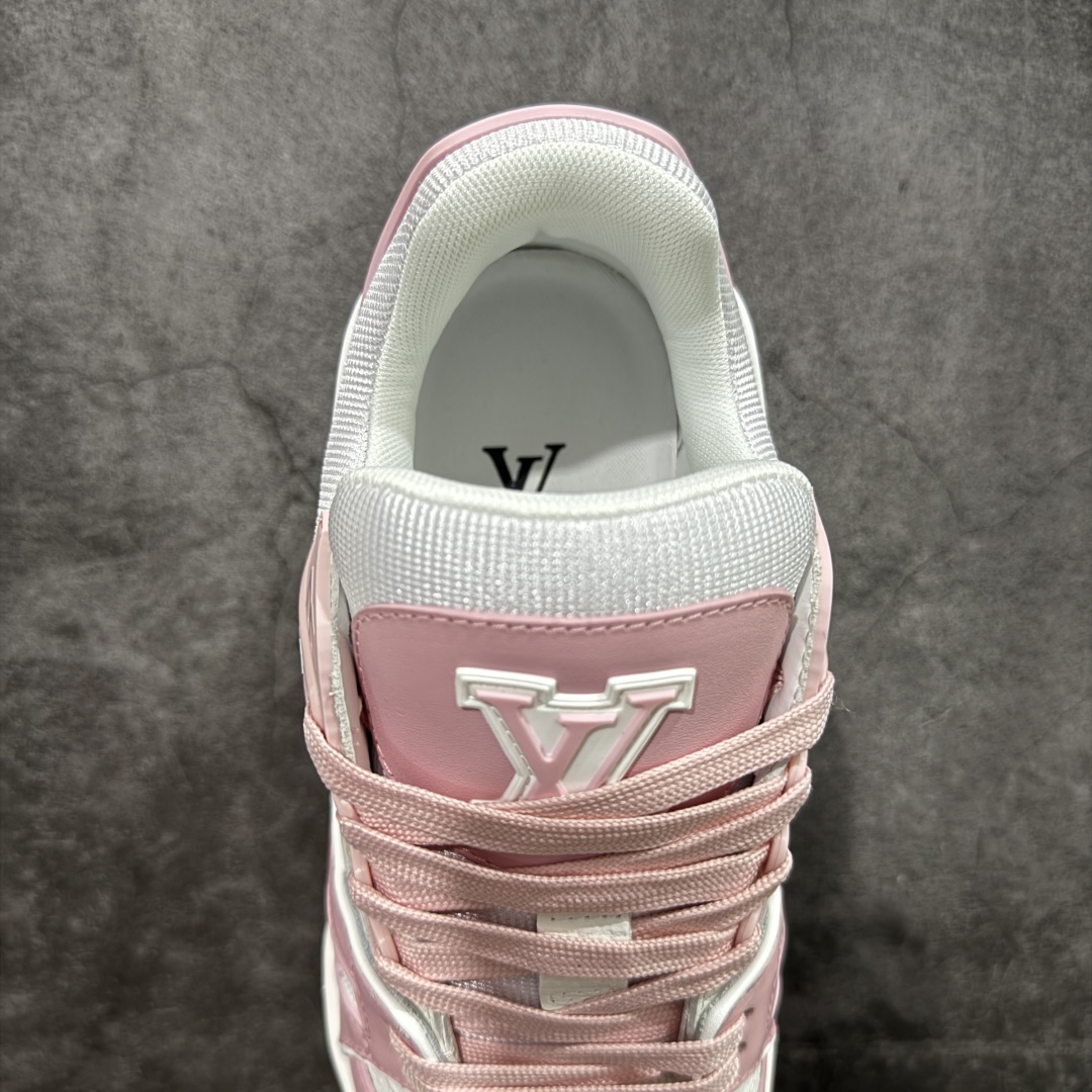 图片[8]-【HS纯原礼盒版福利】 LV Trainer系列高奢运动鞋 新款芯片顶级 潮人必备单品 同步ZP官网空胶工艺 鞋舌、挂饰均镶嵌NFC芯片感应装置 正确胶片断点式设计 中底正确还原原版油印字母比例 1：1原楦格板、楦头、刀磨全新升级！ 独家订制顶级压纹麂皮 原版开模TPU大底 质感原版一致 垫脚聚米微料加透气英伦网布 披靡市场任何版本！细节完美呈现！ 代购指定版本 全新升级最新双盒包装 扫码秒进官网！ 全套包装配件同比原版 尺码： 35-39-选品中心