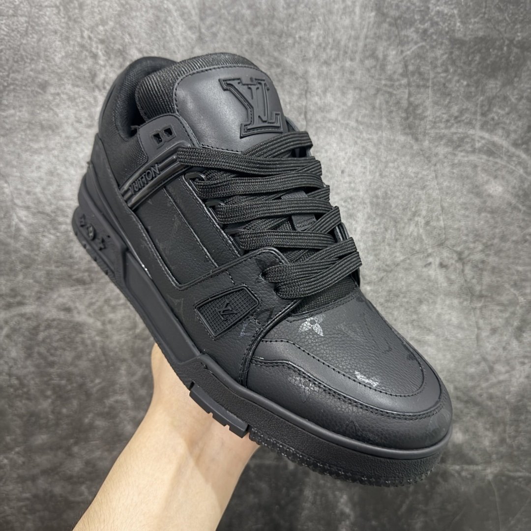 图片[3]-【HS纯原礼盒版福利】 LV Trainer系列高奢运动鞋 新款芯片顶级 潮人必备单品 同步ZP官网空胶工艺 鞋舌、挂饰均镶嵌NFC芯片感应装置 正确胶片断点式设计 中底正确还原原版油印字母比例 1：1原楦格板、楦头、刀磨全新升级！ 独家订制顶级压纹麂皮 原版开模TPU大底 质感原版一致 垫脚聚米微料加透气英伦网布 披靡市场任何版本！细节完美呈现！ 代购指定版本 全新升级最新双盒包装 扫码秒进官网！ 全套包装配件同比原版 尺码： 39-45-选品中心