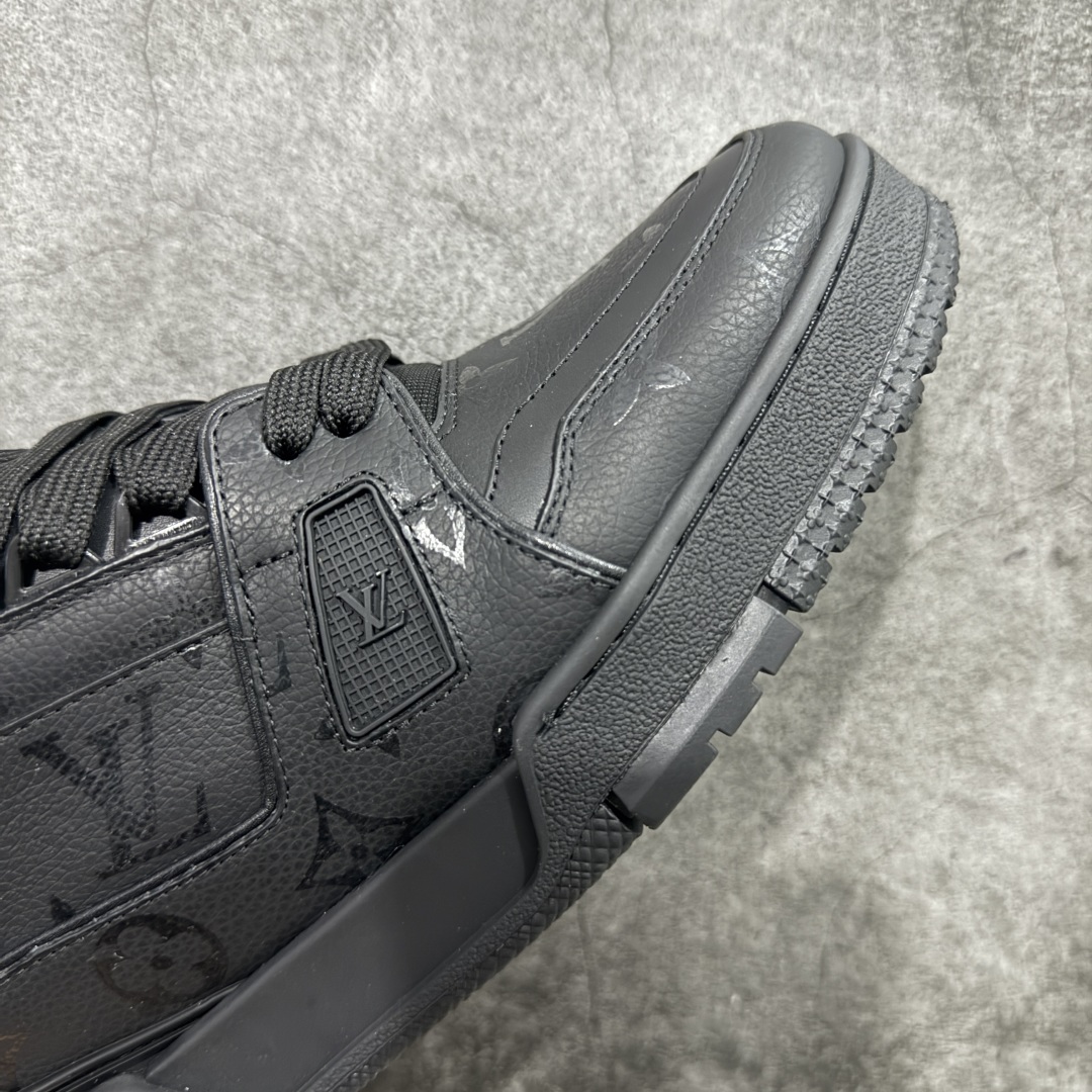 图片[6]-【HS纯原礼盒版福利】 LV Trainer系列高奢运动鞋 新款芯片顶级 潮人必备单品 同步ZP官网空胶工艺 鞋舌、挂饰均镶嵌NFC芯片感应装置 正确胶片断点式设计 中底正确还原原版油印字母比例 1：1原楦格板、楦头、刀磨全新升级！ 独家订制顶级压纹麂皮 原版开模TPU大底 质感原版一致 垫脚聚米微料加透气英伦网布 披靡市场任何版本！细节完美呈现！ 代购指定版本 全新升级最新双盒包装 扫码秒进官网！ 全套包装配件同比原版 尺码： 39-45-选品中心