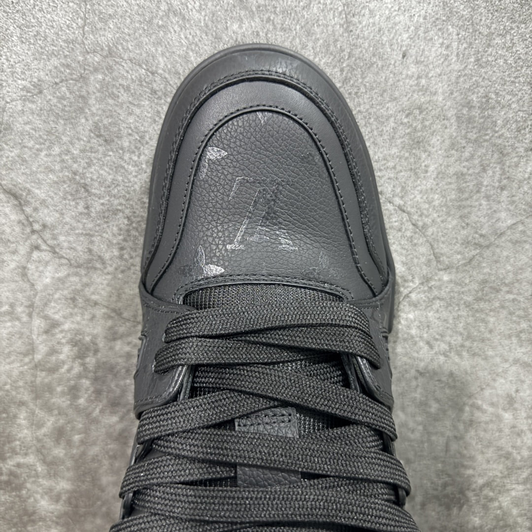 图片[5]-【HS纯原礼盒版福利】 LV Trainer系列高奢运动鞋 新款芯片顶级 潮人必备单品 同步ZP官网空胶工艺 鞋舌、挂饰均镶嵌NFC芯片感应装置 正确胶片断点式设计 中底正确还原原版油印字母比例 1：1原楦格板、楦头、刀磨全新升级！ 独家订制顶级压纹麂皮 原版开模TPU大底 质感原版一致 垫脚聚米微料加透气英伦网布 披靡市场任何版本！细节完美呈现！ 代购指定版本 全新升级最新双盒包装 扫码秒进官网！ 全套包装配件同比原版 尺码： 39-45-选品中心