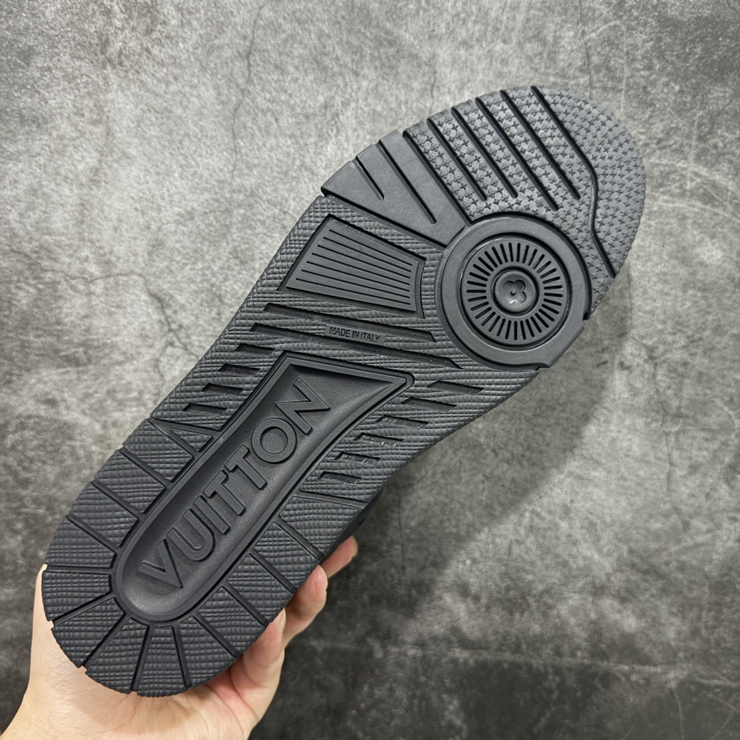 图片[9]-【HS纯原礼盒版福利】 LV Trainer系列高奢运动鞋 新款芯片顶级 潮人必备单品 同步ZP官网空胶工艺 鞋舌、挂饰均镶嵌NFC芯片感应装置 正确胶片断点式设计 中底正确还原原版油印字母比例 1：1原楦格板、楦头、刀磨全新升级！ 独家订制顶级压纹麂皮 原版开模TPU大底 质感原版一致 垫脚聚米微料加透气英伦网布 披靡市场任何版本！细节完美呈现！ 代购指定版本 全新升级最新双盒包装 扫码秒进官网！ 全套包装配件同比原版 尺码： 39-45-选品中心