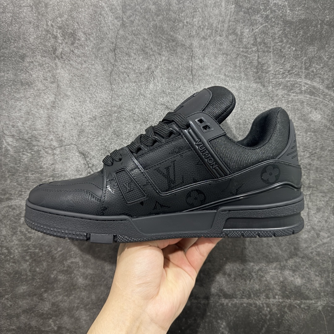 图片[2]-【HS纯原礼盒版福利】 LV Trainer系列高奢运动鞋 新款芯片顶级 潮人必备单品 同步ZP官网空胶工艺 鞋舌、挂饰均镶嵌NFC芯片感应装置 正确胶片断点式设计 中底正确还原原版油印字母比例 1：1原楦格板、楦头、刀磨全新升级！ 独家订制顶级压纹麂皮 原版开模TPU大底 质感原版一致 垫脚聚米微料加透气英伦网布 披靡市场任何版本！细节完美呈现！ 代购指定版本 全新升级最新双盒包装 扫码秒进官网！ 全套包装配件同比原版 尺码： 39-45-选品中心