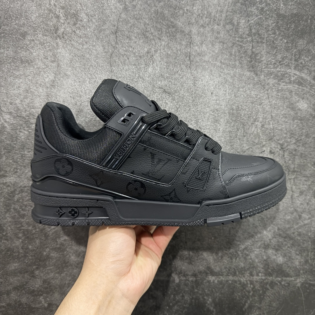 【HS纯原礼盒版福利】 LV Trainer系列高奢运动鞋 新款芯片顶级 潮人必备单品 同步ZP官网空胶工艺 鞋舌、挂饰均镶嵌NFC芯片感应装置 正确胶片断点式设计 中底正确还原原版油印字母比例 1:1原楦格板、楦头、刀磨全新升级! 独家订制顶级压纹麂皮 原版开模TPU大底 质感原版一致 垫脚聚米微料加透气英伦网布 披靡市场任何版本!细节完美呈现! 代购指定版本 全新升级最新双盒包装 扫码秒进官网! 全套包装配件同比原版 尺码: 39-45-选品中心
