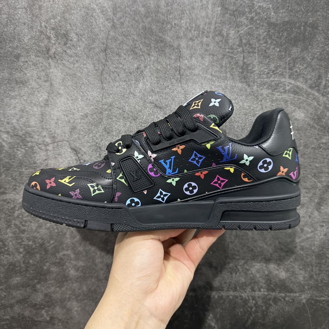 图片[2]-【HS纯原礼盒版福利】 LV Trainer系列高奢运动鞋 新款芯片顶级 潮人必备单品 同步ZP官网空胶工艺 鞋舌、挂饰均镶嵌NFC芯片感应装置 正确胶片断点式设计 中底正确还原原版油印字母比例 1：1原楦格板、楦头、刀磨全新升级！ 独家订制顶级压纹麂皮 原版开模TPU大底 质感原版一致 垫脚聚米微料加透气英伦网布 披靡市场任何版本！细节完美呈现！ 代购指定版本 全新升级最新双盒包装 扫码秒进官网！ 全套包装配件同比原版 尺码： 39-45-选品中心