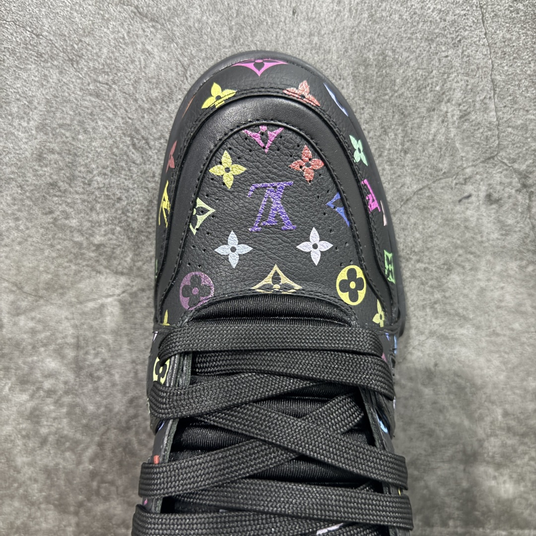 图片[5]-【HS纯原礼盒版福利】 LV Trainer系列高奢运动鞋 新款芯片顶级 潮人必备单品 同步ZP官网空胶工艺 鞋舌、挂饰均镶嵌NFC芯片感应装置 正确胶片断点式设计 中底正确还原原版油印字母比例 1：1原楦格板、楦头、刀磨全新升级！ 独家订制顶级压纹麂皮 原版开模TPU大底 质感原版一致 垫脚聚米微料加透气英伦网布 披靡市场任何版本！细节完美呈现！ 代购指定版本 全新升级最新双盒包装 扫码秒进官网！ 全套包装配件同比原版 尺码： 39-45-选品中心