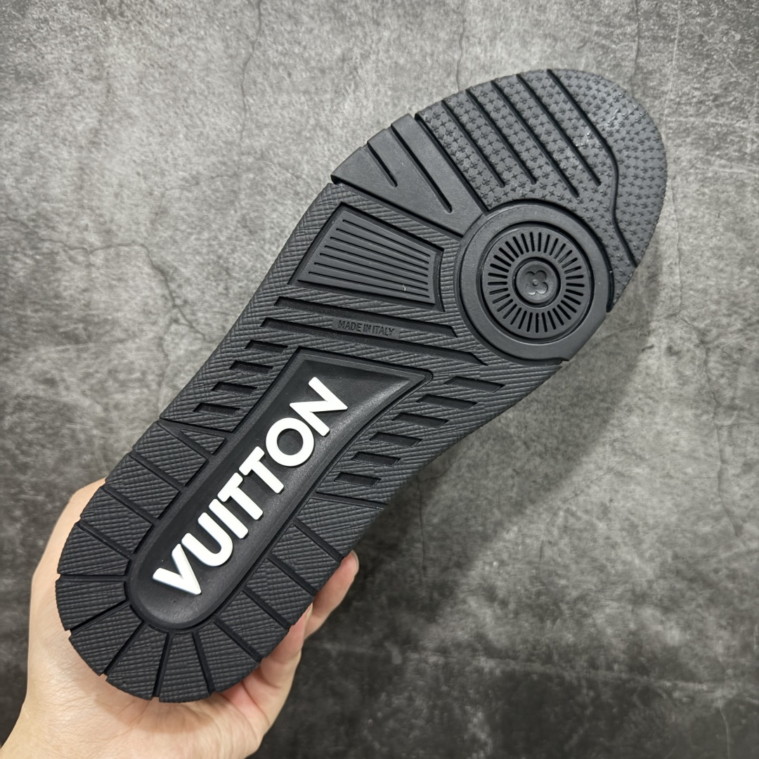 图片[9]-【HS纯原礼盒版福利】 LV Trainer系列高奢运动鞋 新款芯片顶级 潮人必备单品 同步ZP官网空胶工艺 鞋舌、挂饰均镶嵌NFC芯片感应装置 正确胶片断点式设计 中底正确还原原版油印字母比例 1：1原楦格板、楦头、刀磨全新升级！ 独家订制顶级压纹麂皮 原版开模TPU大底 质感原版一致 垫脚聚米微料加透气英伦网布 披靡市场任何版本！细节完美呈现！ 代购指定版本 全新升级最新双盒包装 扫码秒进官网！ 全套包装配件同比原版 尺码： 39-45-选品中心