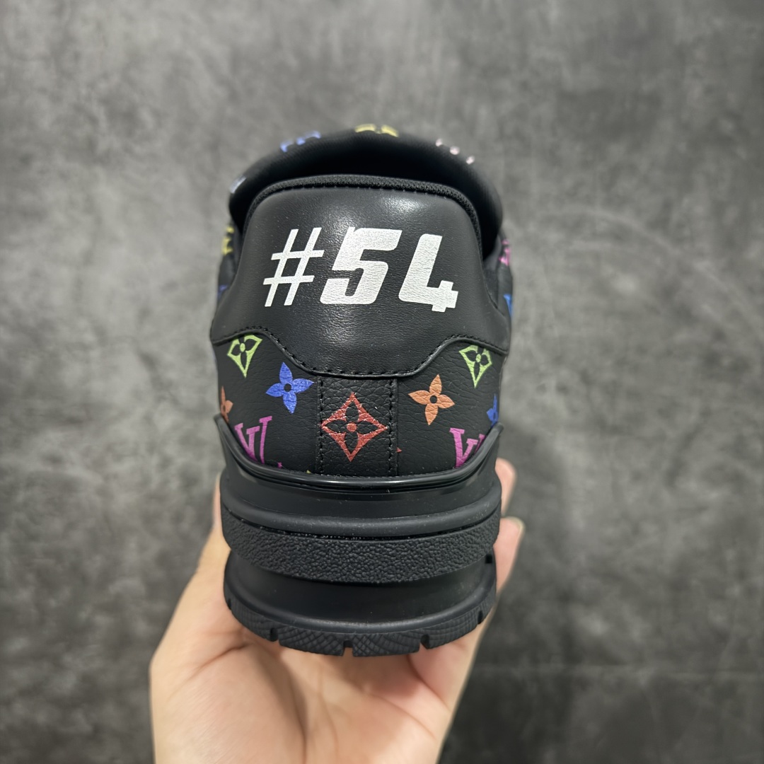 图片[4]-【HS纯原礼盒版福利】 LV Trainer系列高奢运动鞋 新款芯片顶级 潮人必备单品 同步ZP官网空胶工艺 鞋舌、挂饰均镶嵌NFC芯片感应装置 正确胶片断点式设计 中底正确还原原版油印字母比例 1：1原楦格板、楦头、刀磨全新升级！ 独家订制顶级压纹麂皮 原版开模TPU大底 质感原版一致 垫脚聚米微料加透气英伦网布 披靡市场任何版本！细节完美呈现！ 代购指定版本 全新升级最新双盒包装 扫码秒进官网！ 全套包装配件同比原版 尺码： 39-45-选品中心