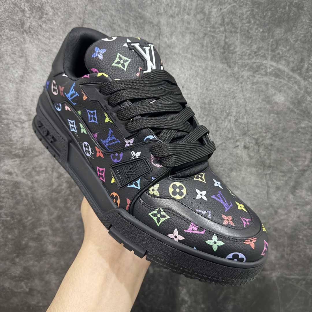 图片[3]-【HS纯原礼盒版福利】 LV Trainer系列高奢运动鞋 新款芯片顶级 潮人必备单品 同步ZP官网空胶工艺 鞋舌、挂饰均镶嵌NFC芯片感应装置 正确胶片断点式设计 中底正确还原原版油印字母比例 1：1原楦格板、楦头、刀磨全新升级！ 独家订制顶级压纹麂皮 原版开模TPU大底 质感原版一致 垫脚聚米微料加透气英伦网布 披靡市场任何版本！细节完美呈现！ 代购指定版本 全新升级最新双盒包装 扫码秒进官网！ 全套包装配件同比原版 尺码： 39-45-选品中心