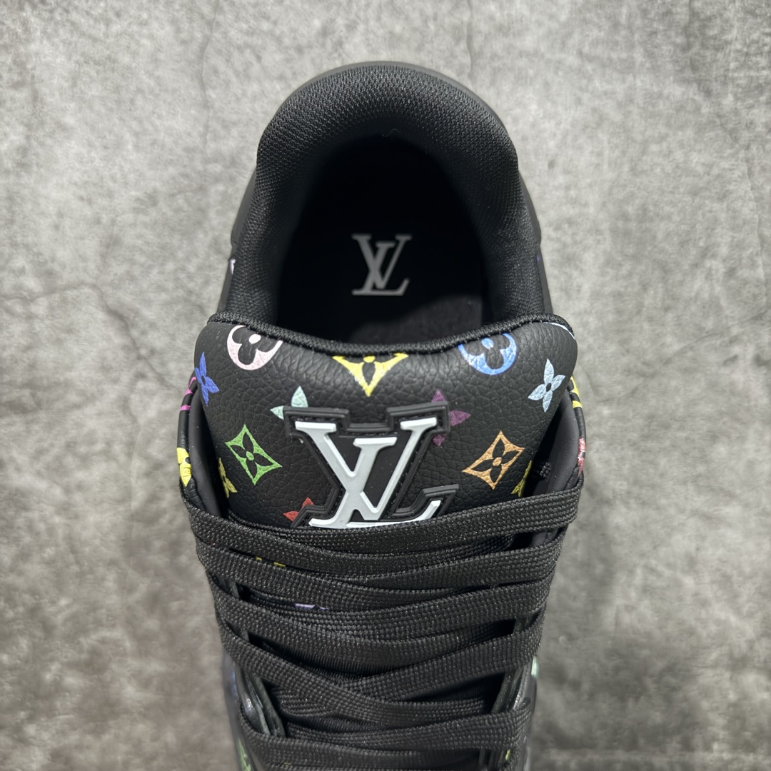 图片[8]-【HS纯原礼盒版福利】 LV Trainer系列高奢运动鞋 新款芯片顶级 潮人必备单品 同步ZP官网空胶工艺 鞋舌、挂饰均镶嵌NFC芯片感应装置 正确胶片断点式设计 中底正确还原原版油印字母比例 1：1原楦格板、楦头、刀磨全新升级！ 独家订制顶级压纹麂皮 原版开模TPU大底 质感原版一致 垫脚聚米微料加透气英伦网布 披靡市场任何版本！细节完美呈现！ 代购指定版本 全新升级最新双盒包装 扫码秒进官网！ 全套包装配件同比原版 尺码： 39-45-选品中心