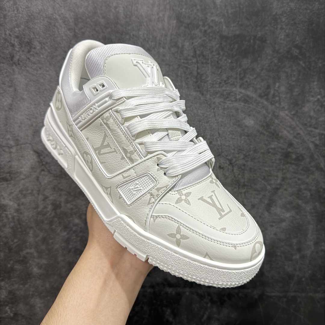 图片[3]-【HS纯原礼盒版福利】 LV Trainer系列高奢运动鞋 新款芯片顶级 潮人必备单品 同步ZP官网空胶工艺 鞋舌、挂饰均镶嵌NFC芯片感应装置 正确胶片断点式设计 中底正确还原原版油印字母比例 1：1原楦格板、楦头、刀磨全新升级！ 独家订制顶级压纹麂皮 原版开模TPU大底 质感原版一致 垫脚聚米微料加透气英伦网布 披靡市场任何版本！细节完美呈现！ 代购指定版本 全新升级最新双盒包装 扫码秒进官网！ 全套包装配件同比原版 尺码： 39-45-选品中心