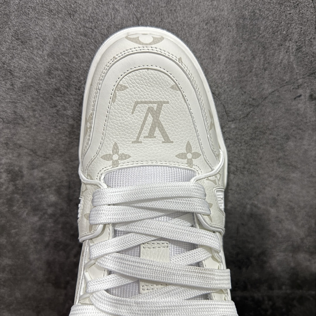 图片[5]-【HS纯原礼盒版福利】 LV Trainer系列高奢运动鞋 新款芯片顶级 潮人必备单品 同步ZP官网空胶工艺 鞋舌、挂饰均镶嵌NFC芯片感应装置 正确胶片断点式设计 中底正确还原原版油印字母比例 1：1原楦格板、楦头、刀磨全新升级！ 独家订制顶级压纹麂皮 原版开模TPU大底 质感原版一致 垫脚聚米微料加透气英伦网布 披靡市场任何版本！细节完美呈现！ 代购指定版本 全新升级最新双盒包装 扫码秒进官网！ 全套包装配件同比原版 尺码： 39-45-选品中心