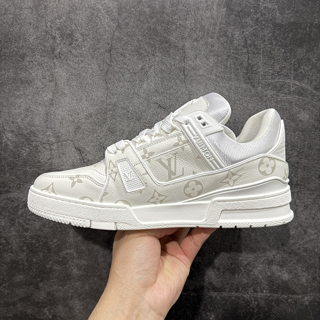 图片[2]-【HS纯原礼盒版福利】 LV Trainer系列高奢运动鞋 新款芯片顶级 潮人必备单品 同步ZP官网空胶工艺 鞋舌、挂饰均镶嵌NFC芯片感应装置 正确胶片断点式设计 中底正确还原原版油印字母比例 1：1原楦格板、楦头、刀磨全新升级！ 独家订制顶级压纹麂皮 原版开模TPU大底 质感原版一致 垫脚聚米微料加透气英伦网布 披靡市场任何版本！细节完美呈现！ 代购指定版本 全新升级最新双盒包装 扫码秒进官网！ 全套包装配件同比原版 尺码： 39-45-选品中心