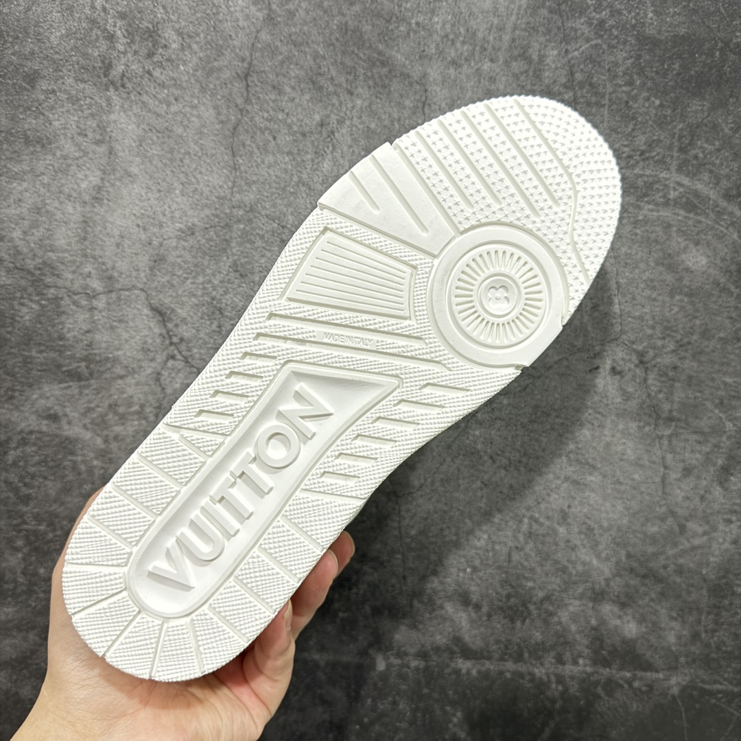 图片[9]-【HS纯原礼盒版福利】 LV Trainer系列高奢运动鞋 新款芯片顶级 潮人必备单品 同步ZP官网空胶工艺 鞋舌、挂饰均镶嵌NFC芯片感应装置 正确胶片断点式设计 中底正确还原原版油印字母比例 1：1原楦格板、楦头、刀磨全新升级！ 独家订制顶级压纹麂皮 原版开模TPU大底 质感原版一致 垫脚聚米微料加透气英伦网布 披靡市场任何版本！细节完美呈现！ 代购指定版本 全新升级最新双盒包装 扫码秒进官网！ 全套包装配件同比原版 尺码： 39-45-选品中心