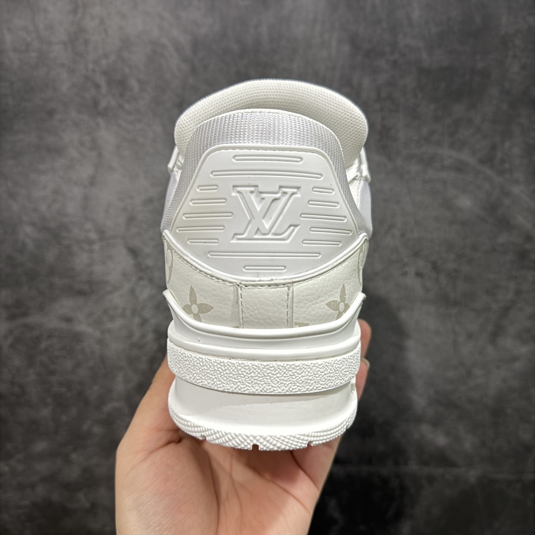 图片[4]-【HS纯原礼盒版福利】 LV Trainer系列高奢运动鞋 新款芯片顶级 潮人必备单品 同步ZP官网空胶工艺 鞋舌、挂饰均镶嵌NFC芯片感应装置 正确胶片断点式设计 中底正确还原原版油印字母比例 1：1原楦格板、楦头、刀磨全新升级！ 独家订制顶级压纹麂皮 原版开模TPU大底 质感原版一致 垫脚聚米微料加透气英伦网布 披靡市场任何版本！细节完美呈现！ 代购指定版本 全新升级最新双盒包装 扫码秒进官网！ 全套包装配件同比原版 尺码： 39-45-选品中心