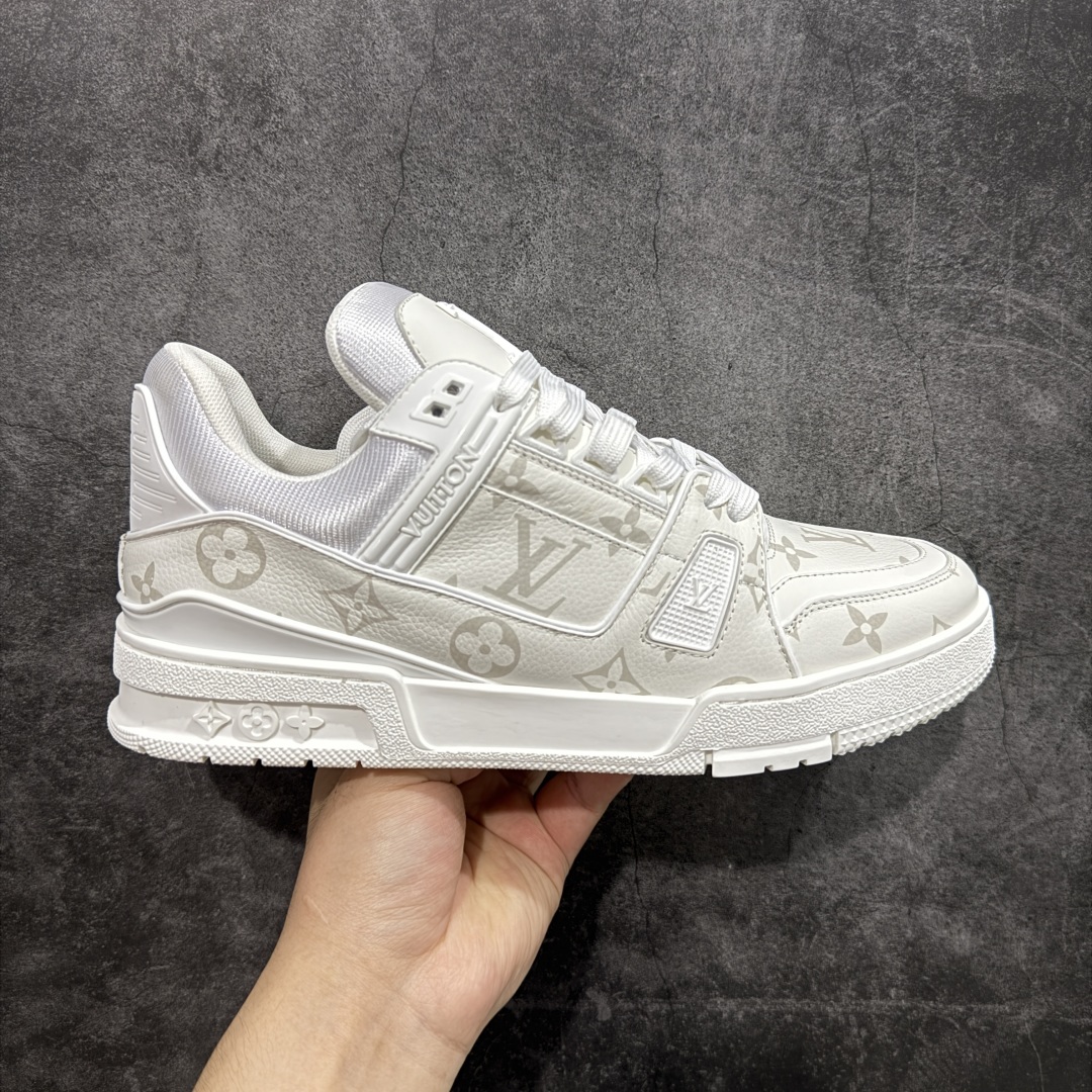 【HS纯原礼盒版福利】 LV Trainer系列高奢运动鞋 新款芯片顶级 潮人必备单品 同步ZP官网空胶工艺 鞋舌、挂饰均镶嵌NFC芯片感应装置 正确胶片断点式设计 中底正确还原原版油印字母比例 1:1原楦格板、楦头、刀磨全新升级! 独家订制顶级压纹麂皮 原版开模TPU大底 质感原版一致 垫脚聚米微料加透气英伦网布 披靡市场任何版本!细节完美呈现! 代购指定版本 全新升级最新双盒包装 扫码秒进官网! 全套包装配件同比原版 尺码: 39-45-选品中心