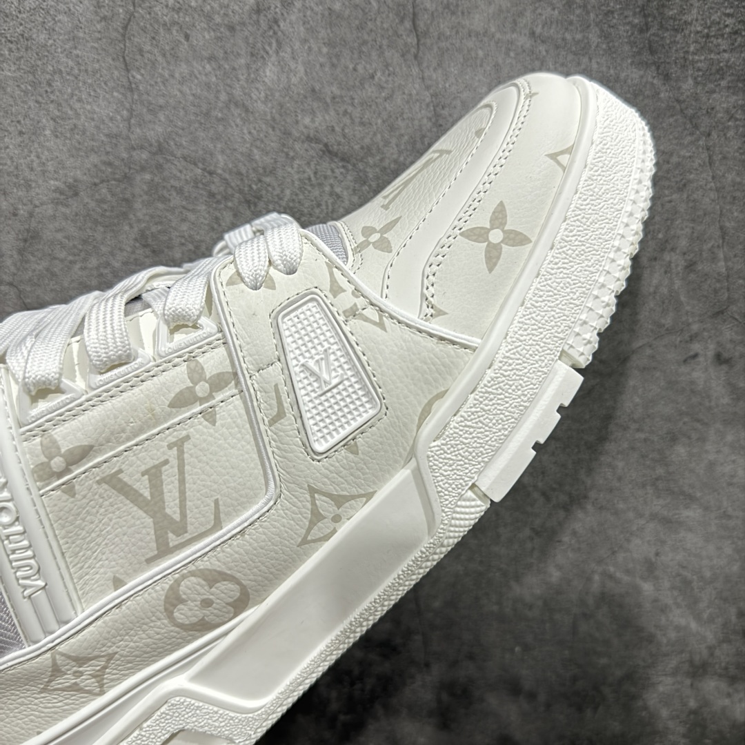 图片[6]-【HS纯原礼盒版福利】 LV Trainer系列高奢运动鞋 新款芯片顶级 潮人必备单品 同步ZP官网空胶工艺 鞋舌、挂饰均镶嵌NFC芯片感应装置 正确胶片断点式设计 中底正确还原原版油印字母比例 1：1原楦格板、楦头、刀磨全新升级！ 独家订制顶级压纹麂皮 原版开模TPU大底 质感原版一致 垫脚聚米微料加透气英伦网布 披靡市场任何版本！细节完美呈现！ 代购指定版本 全新升级最新双盒包装 扫码秒进官网！ 全套包装配件同比原版 尺码： 39-45-选品中心