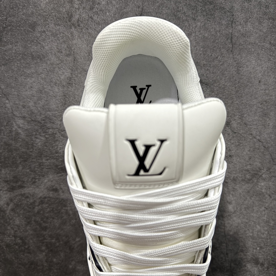 图片[8]-【HS纯原礼盒版福利】 LV Trainer系列高奢运动鞋 新款芯片顶级 潮人必备单品 同步ZP官网空胶工艺 鞋舌、挂饰均镶嵌NFC芯片感应装置 正确胶片断点式设计 中底正确还原原版油印字母比例 1：1原楦格板、楦头、刀磨全新升级！ 独家订制顶级压纹麂皮 原版开模TPU大底 质感原版一致 垫脚聚米微料加透气英伦网布 披靡市场任何版本！细节完美呈现！ 代购指定版本 全新升级最新双盒包装 扫码秒进官网！ 全套包装配件同比原版 尺码： 39-45-选品中心