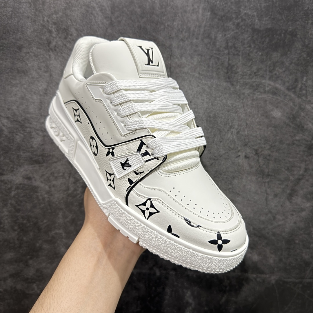 图片[3]-【HS纯原礼盒版福利】 LV Trainer系列高奢运动鞋 新款芯片顶级 潮人必备单品 同步ZP官网空胶工艺 鞋舌、挂饰均镶嵌NFC芯片感应装置 正确胶片断点式设计 中底正确还原原版油印字母比例 1：1原楦格板、楦头、刀磨全新升级！ 独家订制顶级压纹麂皮 原版开模TPU大底 质感原版一致 垫脚聚米微料加透气英伦网布 披靡市场任何版本！细节完美呈现！ 代购指定版本 全新升级最新双盒包装 扫码秒进官网！ 全套包装配件同比原版 尺码： 39-45-选品中心