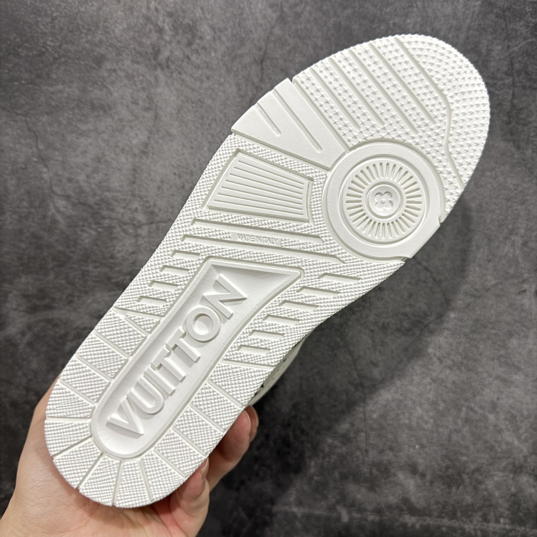 图片[9]-【HS纯原礼盒版福利】 LV Trainer系列高奢运动鞋 新款芯片顶级 潮人必备单品 同步ZP官网空胶工艺 鞋舌、挂饰均镶嵌NFC芯片感应装置 正确胶片断点式设计 中底正确还原原版油印字母比例 1：1原楦格板、楦头、刀磨全新升级！ 独家订制顶级压纹麂皮 原版开模TPU大底 质感原版一致 垫脚聚米微料加透气英伦网布 披靡市场任何版本！细节完美呈现！ 代购指定版本 全新升级最新双盒包装 扫码秒进官网！ 全套包装配件同比原版 尺码： 39-45-选品中心