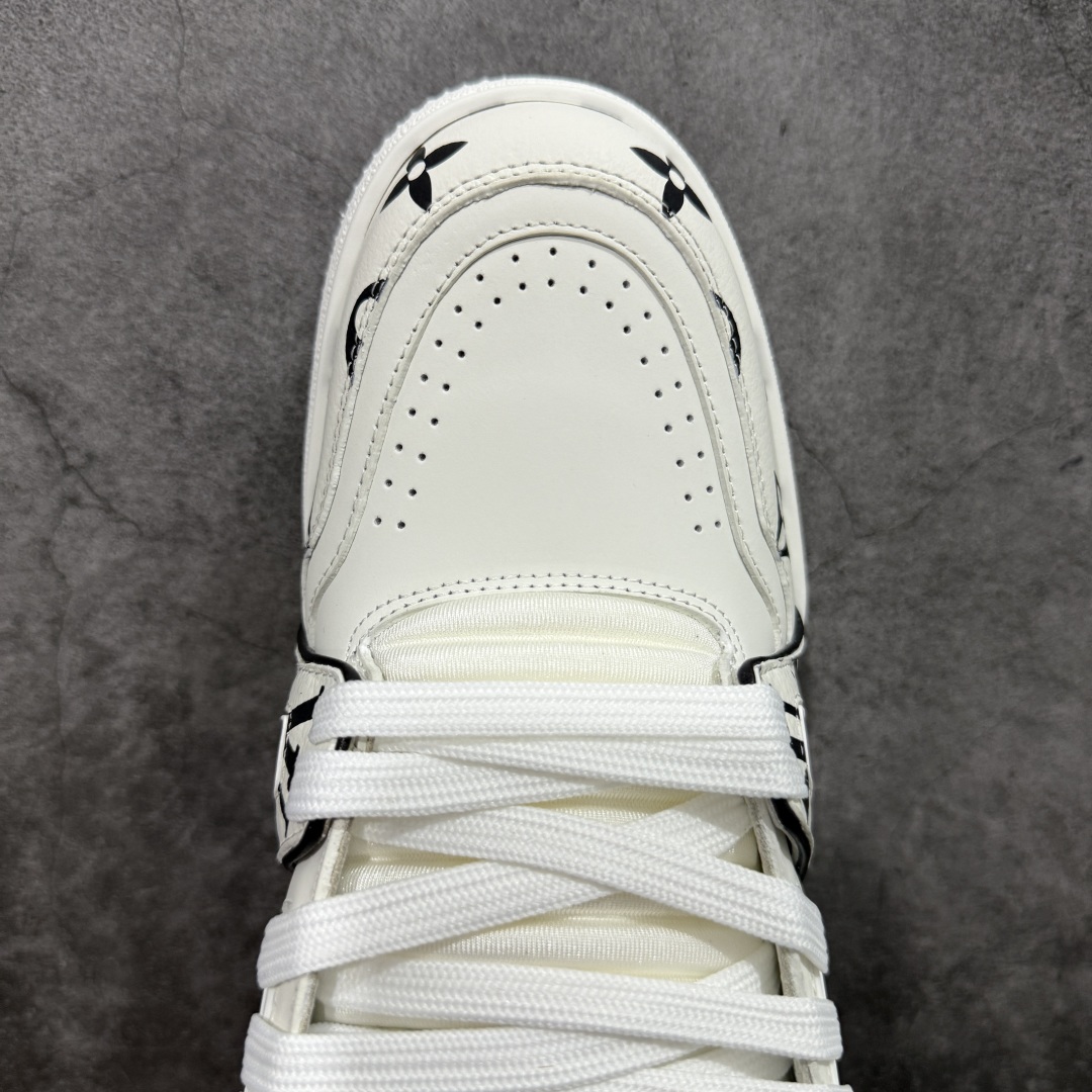 图片[5]-【HS纯原礼盒版福利】 LV Trainer系列高奢运动鞋 新款芯片顶级 潮人必备单品 同步ZP官网空胶工艺 鞋舌、挂饰均镶嵌NFC芯片感应装置 正确胶片断点式设计 中底正确还原原版油印字母比例 1：1原楦格板、楦头、刀磨全新升级！ 独家订制顶级压纹麂皮 原版开模TPU大底 质感原版一致 垫脚聚米微料加透气英伦网布 披靡市场任何版本！细节完美呈现！ 代购指定版本 全新升级最新双盒包装 扫码秒进官网！ 全套包装配件同比原版 尺码： 39-45-选品中心