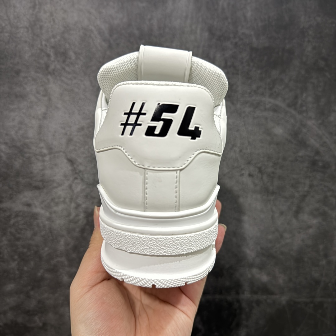 图片[4]-【HS纯原礼盒版福利】 LV Trainer系列高奢运动鞋 新款芯片顶级 潮人必备单品 同步ZP官网空胶工艺 鞋舌、挂饰均镶嵌NFC芯片感应装置 正确胶片断点式设计 中底正确还原原版油印字母比例 1：1原楦格板、楦头、刀磨全新升级！ 独家订制顶级压纹麂皮 原版开模TPU大底 质感原版一致 垫脚聚米微料加透气英伦网布 披靡市场任何版本！细节完美呈现！ 代购指定版本 全新升级最新双盒包装 扫码秒进官网！ 全套包装配件同比原版 尺码： 39-45-选品中心