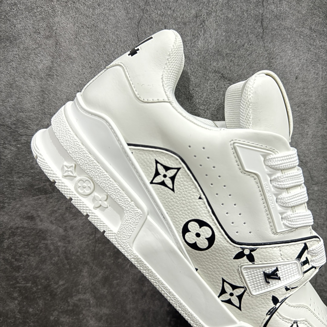 图片[7]-【HS纯原礼盒版福利】 LV Trainer系列高奢运动鞋 新款芯片顶级 潮人必备单品 同步ZP官网空胶工艺 鞋舌、挂饰均镶嵌NFC芯片感应装置 正确胶片断点式设计 中底正确还原原版油印字母比例 1：1原楦格板、楦头、刀磨全新升级！ 独家订制顶级压纹麂皮 原版开模TPU大底 质感原版一致 垫脚聚米微料加透气英伦网布 披靡市场任何版本！细节完美呈现！ 代购指定版本 全新升级最新双盒包装 扫码秒进官网！ 全套包装配件同比原版 尺码： 39-45-选品中心