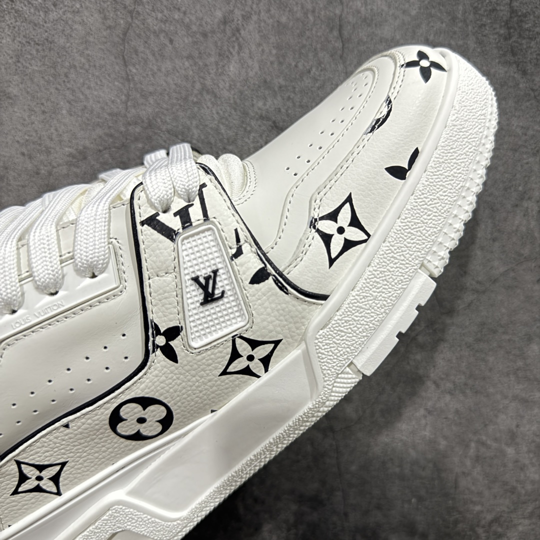 图片[6]-【HS纯原礼盒版福利】 LV Trainer系列高奢运动鞋 新款芯片顶级 潮人必备单品 同步ZP官网空胶工艺 鞋舌、挂饰均镶嵌NFC芯片感应装置 正确胶片断点式设计 中底正确还原原版油印字母比例 1：1原楦格板、楦头、刀磨全新升级！ 独家订制顶级压纹麂皮 原版开模TPU大底 质感原版一致 垫脚聚米微料加透气英伦网布 披靡市场任何版本！细节完美呈现！ 代购指定版本 全新升级最新双盒包装 扫码秒进官网！ 全套包装配件同比原版 尺码： 39-45-选品中心