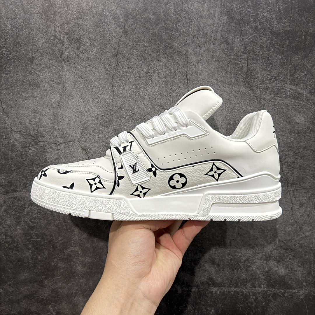 图片[2]-【HS纯原礼盒版福利】 LV Trainer系列高奢运动鞋 新款芯片顶级 潮人必备单品 同步ZP官网空胶工艺 鞋舌、挂饰均镶嵌NFC芯片感应装置 正确胶片断点式设计 中底正确还原原版油印字母比例 1：1原楦格板、楦头、刀磨全新升级！ 独家订制顶级压纹麂皮 原版开模TPU大底 质感原版一致 垫脚聚米微料加透气英伦网布 披靡市场任何版本！细节完美呈现！ 代购指定版本 全新升级最新双盒包装 扫码秒进官网！ 全套包装配件同比原版 尺码： 39-45-选品中心