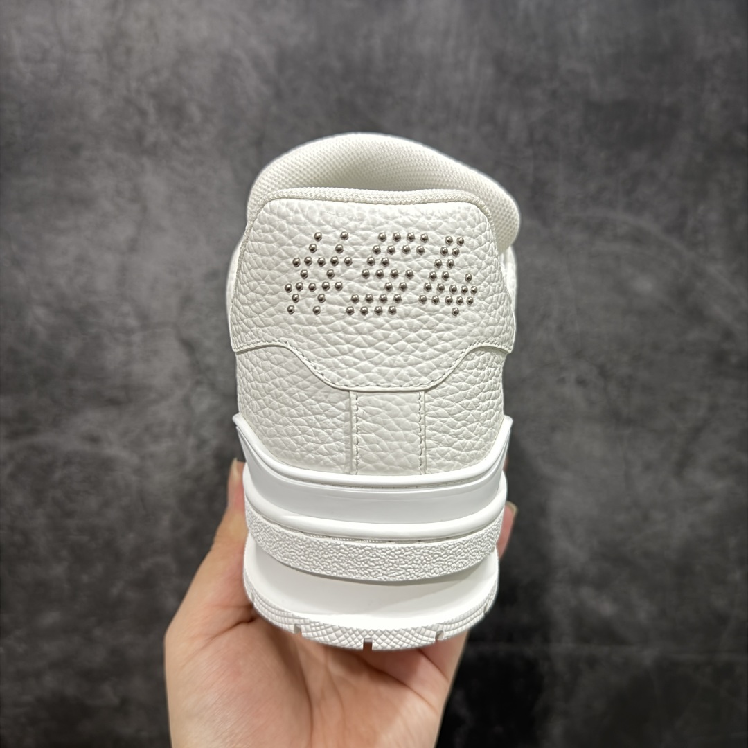 图片[4]-【HS纯原礼盒版福利】 LV Trainer系列高奢运动鞋 新款芯片顶级 潮人必备单品 同步ZP官网空胶工艺 鞋舌、挂饰均镶嵌NFC芯片感应装置 正确胶片断点式设计 中底正确还原原版油印字母比例 1：1原楦格板、楦头、刀磨全新升级！ 独家订制顶级压纹麂皮 原版开模TPU大底 质感原版一致 垫脚聚米微料加透气英伦网布 披靡市场任何版本！细节完美呈现！ 代购指定版本 全新升级最新双盒包装 扫码秒进官网！ 全套包装配件同比原版 尺码： 35-45-选品中心