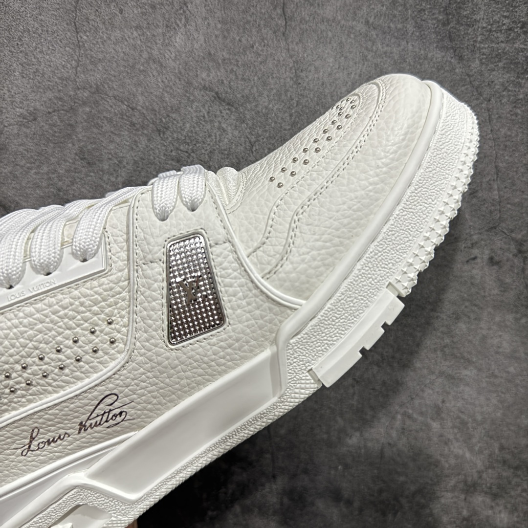 图片[6]-【HS纯原礼盒版福利】 LV Trainer系列高奢运动鞋 新款芯片顶级 潮人必备单品 同步ZP官网空胶工艺 鞋舌、挂饰均镶嵌NFC芯片感应装置 正确胶片断点式设计 中底正确还原原版油印字母比例 1：1原楦格板、楦头、刀磨全新升级！ 独家订制顶级压纹麂皮 原版开模TPU大底 质感原版一致 垫脚聚米微料加透气英伦网布 披靡市场任何版本！细节完美呈现！ 代购指定版本 全新升级最新双盒包装 扫码秒进官网！ 全套包装配件同比原版 尺码： 35-45-选品中心