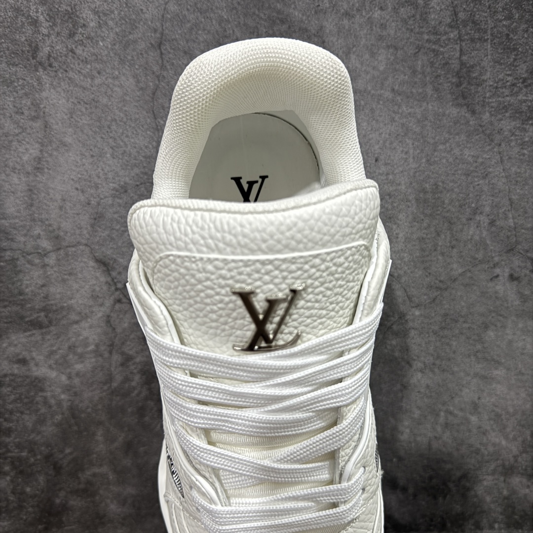 图片[8]-【HS纯原礼盒版福利】 LV Trainer系列高奢运动鞋 新款芯片顶级 潮人必备单品 同步ZP官网空胶工艺 鞋舌、挂饰均镶嵌NFC芯片感应装置 正确胶片断点式设计 中底正确还原原版油印字母比例 1：1原楦格板、楦头、刀磨全新升级！ 独家订制顶级压纹麂皮 原版开模TPU大底 质感原版一致 垫脚聚米微料加透气英伦网布 披靡市场任何版本！细节完美呈现！ 代购指定版本 全新升级最新双盒包装 扫码秒进官网！ 全套包装配件同比原版 尺码： 35-45-选品中心