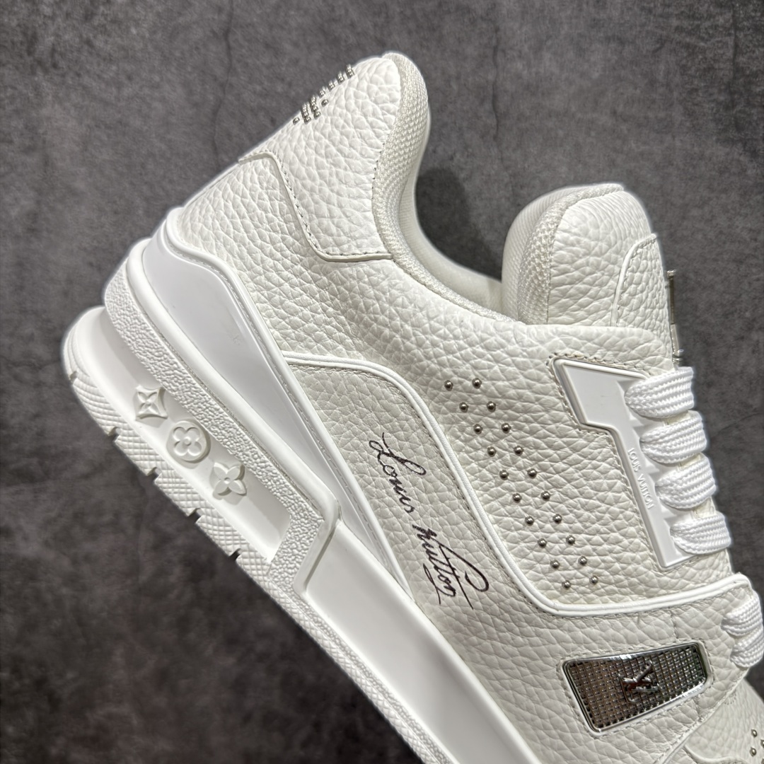 图片[7]-【HS纯原礼盒版福利】 LV Trainer系列高奢运动鞋 新款芯片顶级 潮人必备单品 同步ZP官网空胶工艺 鞋舌、挂饰均镶嵌NFC芯片感应装置 正确胶片断点式设计 中底正确还原原版油印字母比例 1：1原楦格板、楦头、刀磨全新升级！ 独家订制顶级压纹麂皮 原版开模TPU大底 质感原版一致 垫脚聚米微料加透气英伦网布 披靡市场任何版本！细节完美呈现！ 代购指定版本 全新升级最新双盒包装 扫码秒进官网！ 全套包装配件同比原版 尺码： 35-45-选品中心