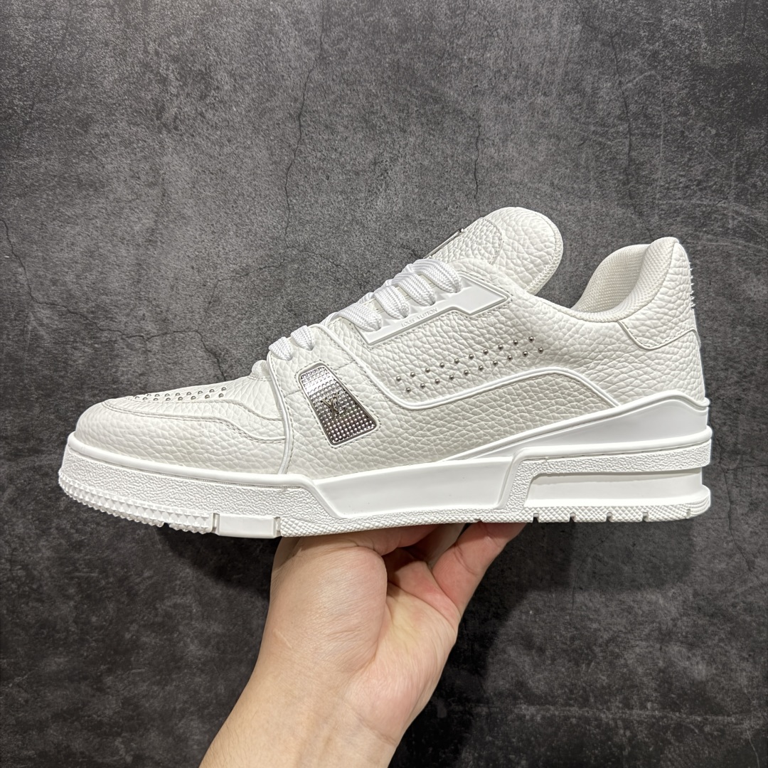 图片[2]-【HS纯原礼盒版福利】 LV Trainer系列高奢运动鞋 新款芯片顶级 潮人必备单品 同步ZP官网空胶工艺 鞋舌、挂饰均镶嵌NFC芯片感应装置 正确胶片断点式设计 中底正确还原原版油印字母比例 1：1原楦格板、楦头、刀磨全新升级！ 独家订制顶级压纹麂皮 原版开模TPU大底 质感原版一致 垫脚聚米微料加透气英伦网布 披靡市场任何版本！细节完美呈现！ 代购指定版本 全新升级最新双盒包装 扫码秒进官网！ 全套包装配件同比原版 尺码： 35-45-选品中心