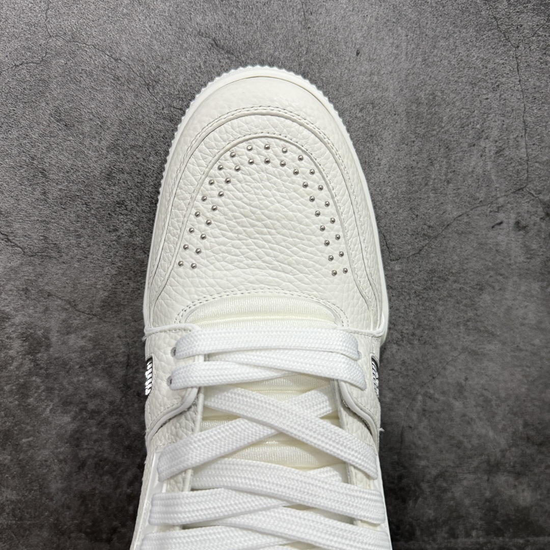 图片[5]-【HS纯原礼盒版福利】 LV Trainer系列高奢运动鞋 新款芯片顶级 潮人必备单品 同步ZP官网空胶工艺 鞋舌、挂饰均镶嵌NFC芯片感应装置 正确胶片断点式设计 中底正确还原原版油印字母比例 1：1原楦格板、楦头、刀磨全新升级！ 独家订制顶级压纹麂皮 原版开模TPU大底 质感原版一致 垫脚聚米微料加透气英伦网布 披靡市场任何版本！细节完美呈现！ 代购指定版本 全新升级最新双盒包装 扫码秒进官网！ 全套包装配件同比原版 尺码： 35-45-选品中心