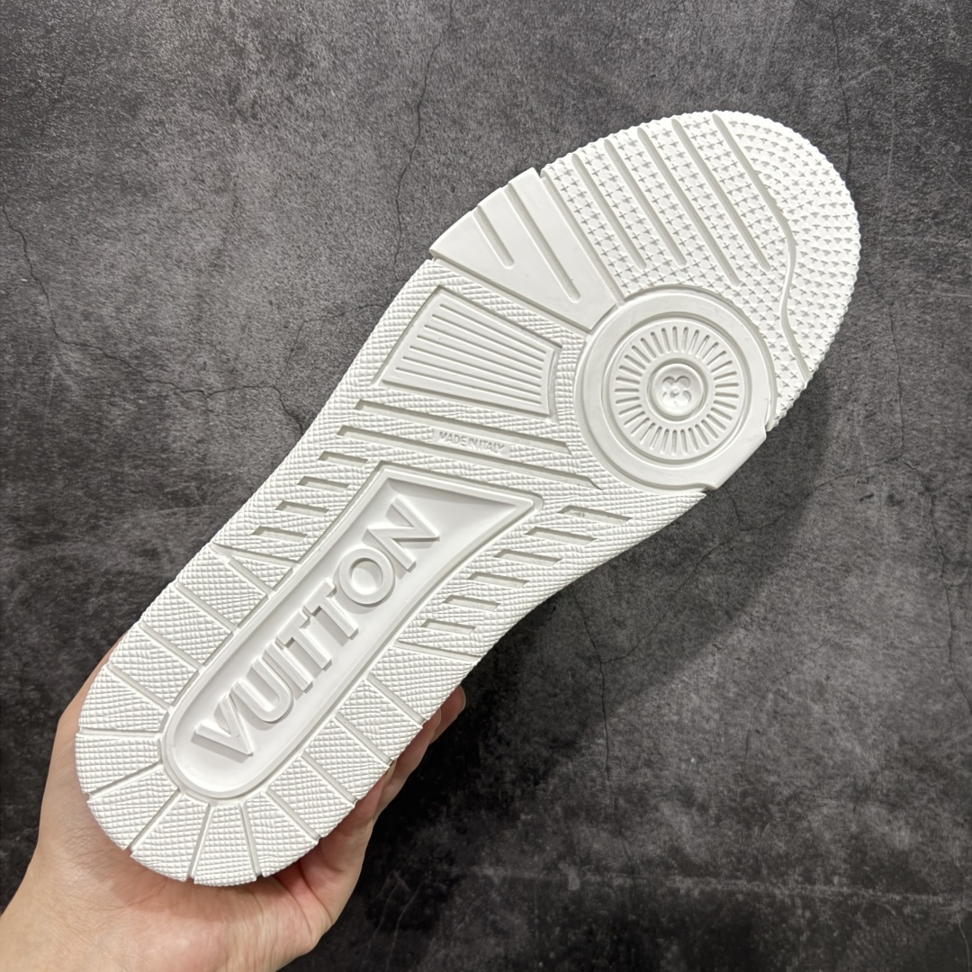 图片[9]-【HS纯原礼盒版福利】 LV Trainer系列高奢运动鞋 新款芯片顶级 潮人必备单品 同步ZP官网空胶工艺 鞋舌、挂饰均镶嵌NFC芯片感应装置 正确胶片断点式设计 中底正确还原原版油印字母比例 1：1原楦格板、楦头、刀磨全新升级！ 独家订制顶级压纹麂皮 原版开模TPU大底 质感原版一致 垫脚聚米微料加透气英伦网布 披靡市场任何版本！细节完美呈现！ 代购指定版本 全新升级最新双盒包装 扫码秒进官网！ 全套包装配件同比原版 尺码： 35-45-选品中心