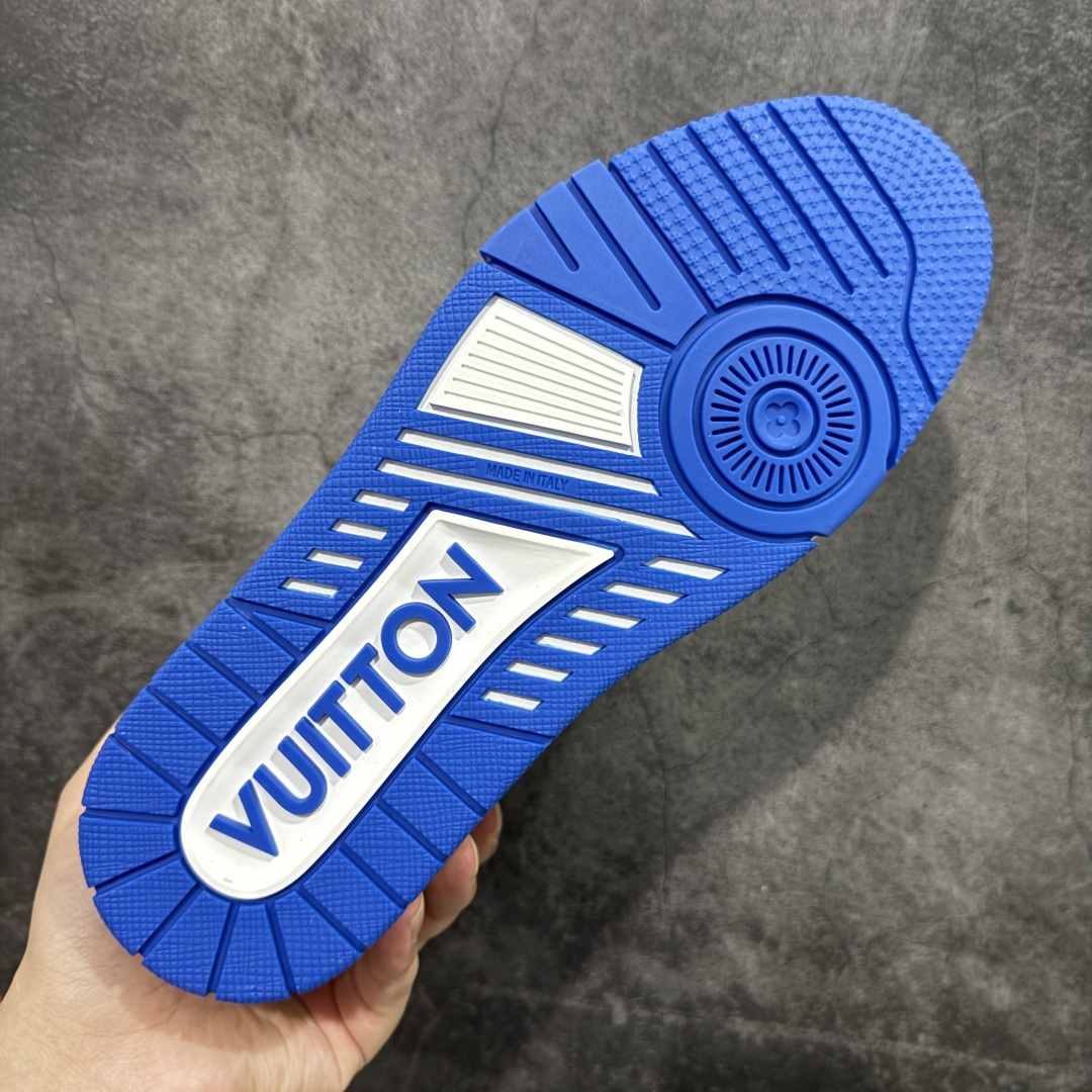 图片[9]-【HS纯原礼盒版福利】 LV Trainer系列高奢运动鞋 新款芯片顶级 潮人必备单品 同步ZP官网空胶工艺 鞋舌、挂饰均镶嵌NFC芯片感应装置 正确胶片断点式设计 中底正确还原原版油印字母比例 1：1原楦格板、楦头、刀磨全新升级！ 独家订制顶级压纹麂皮 原版开模TPU大底 质感原版一致 垫脚聚米微料加透气英伦网布 披靡市场任何版本！细节完美呈现！ 代购指定版本 全新升级最新双盒包装 扫码秒进官网！ 全套包装配件同比原版 尺码： 39-45-选品中心