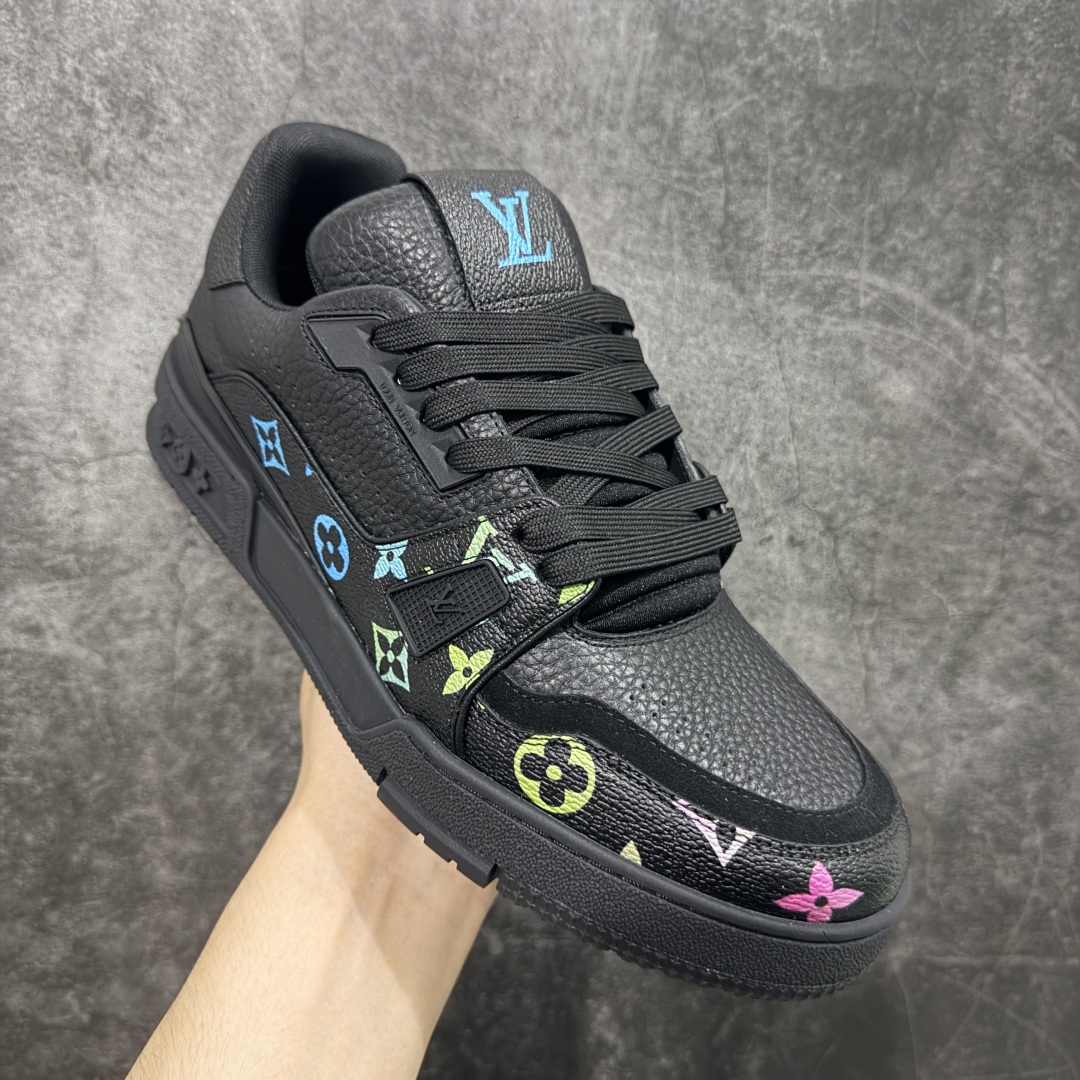 图片[3]-【HS纯原礼盒版福利】 LV Trainer系列高奢运动鞋 新款芯片顶级 潮人必备单品 同步ZP官网空胶工艺 鞋舌、挂饰均镶嵌NFC芯片感应装置 正确胶片断点式设计 中底正确还原原版油印字母比例 1：1原楦格板、楦头、刀磨全新升级！ 独家订制顶级压纹麂皮 原版开模TPU大底 质感原版一致 垫脚聚米微料加透气英伦网布 披靡市场任何版本！细节完美呈现！ 代购指定版本 全新升级最新双盒包装 扫码秒进官网！ 全套包装配件同比原版 尺码： 39-45-选品中心